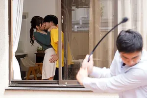 Tình cờ thấy má của bạn thân trên ứng dụng tìm phi công trẻ