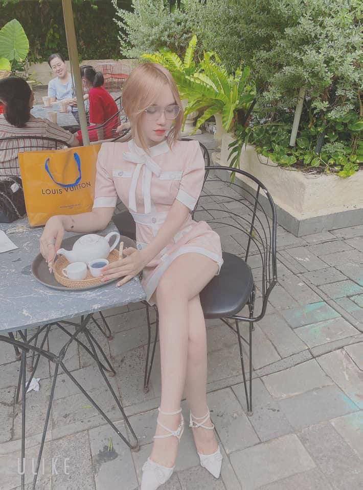 Em streamer vú to khoe lồn để tăng tương tác