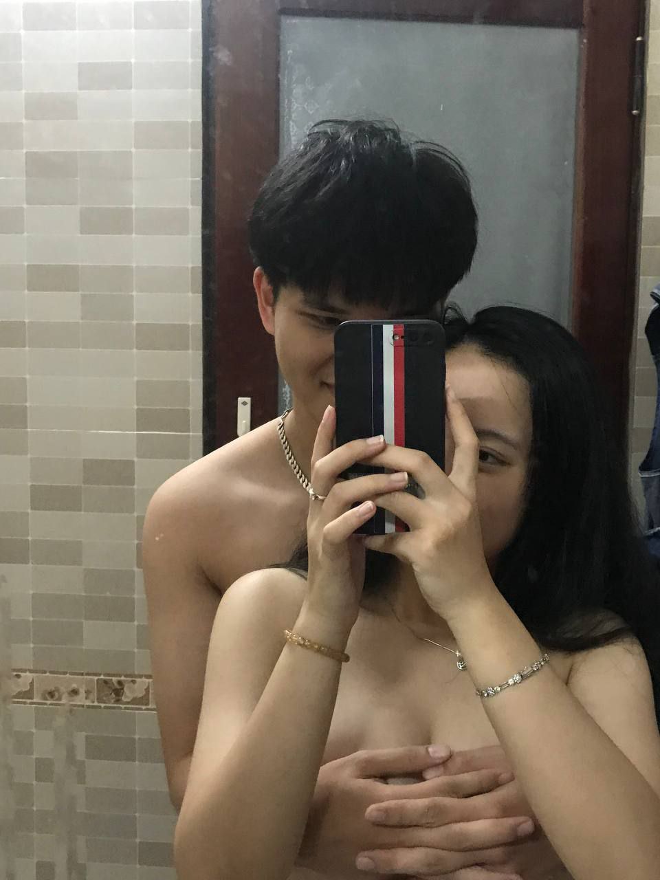 Bữa tiệc nhóm P với nhiều người, cảnh dâm dục thực sự rất kích thích, quần áo gợi cảm quyến rũ lụa đen, và con mèo hư hỏng bị các anh lớn đụ