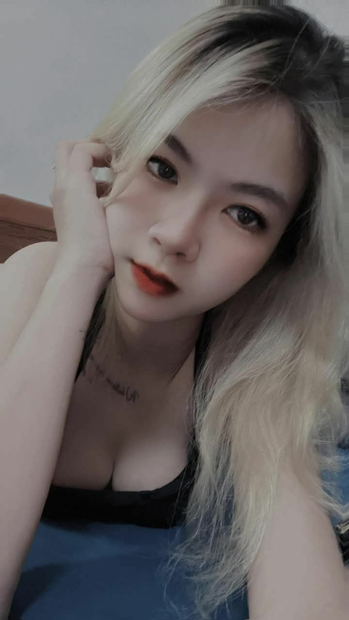 Hai người đàn ông bất ngờ với "món đồ" trong túi của gấu dâm đang tắm suối nước nóng